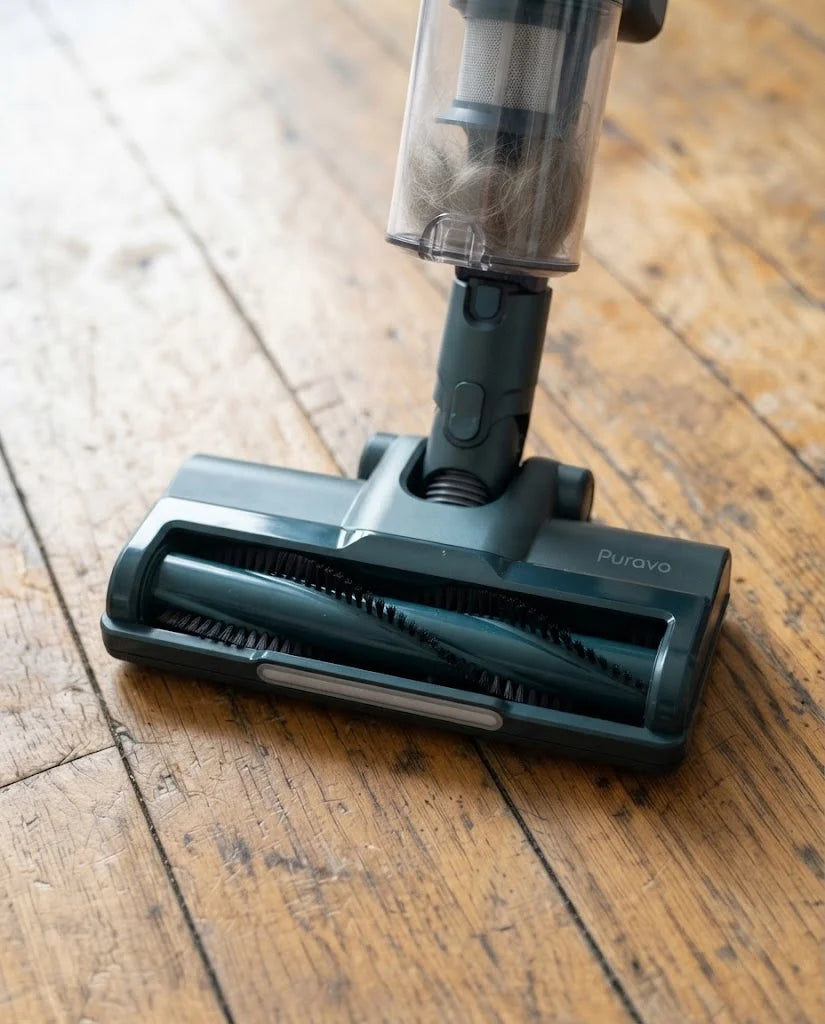The Puravo Stick brush roll clean after use, with hair in the dust cup